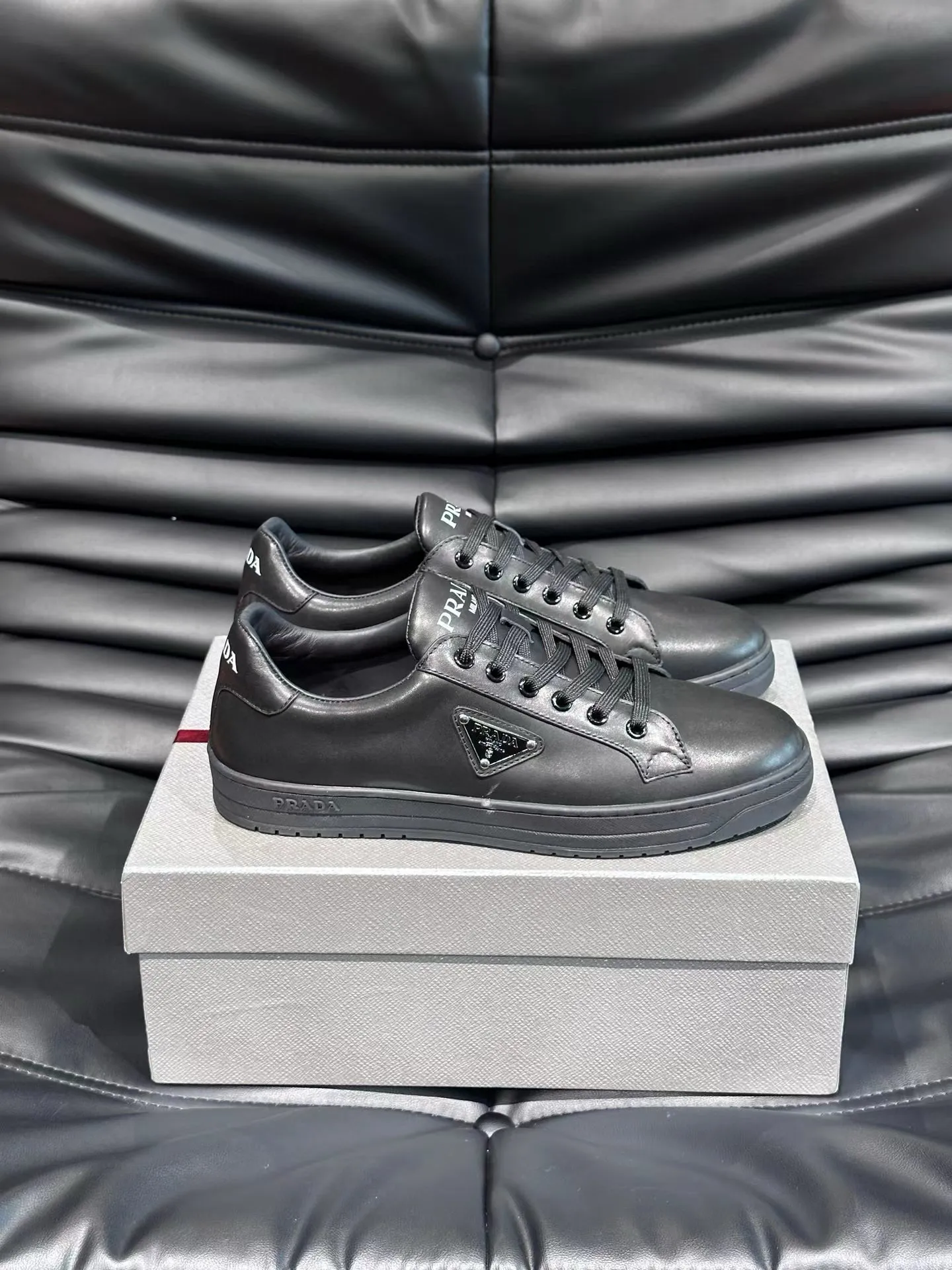 Factory price: 380💰Prada new men's leather sports shoes, the highest version on the market, any comparison is welcome🆚! The original leather has excellent texture and is super high-end! Fetal sheep net lining imported from Italy, removable pad! Luxurious materials and fine workmanship, highly recommended! Code number: 38-44, customized 45